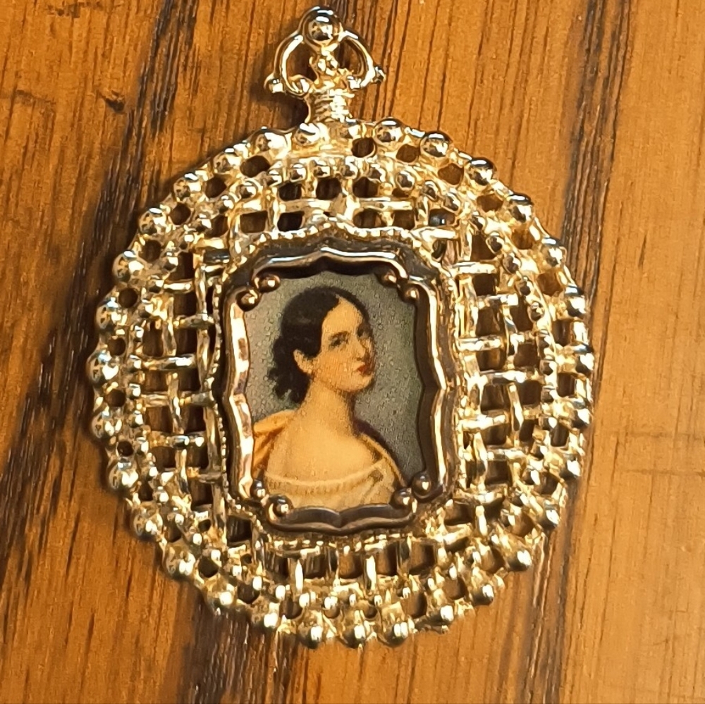 Victorian Style Lady Portrait Brooch – Gold Tone – Elegant Vintage-Inspired